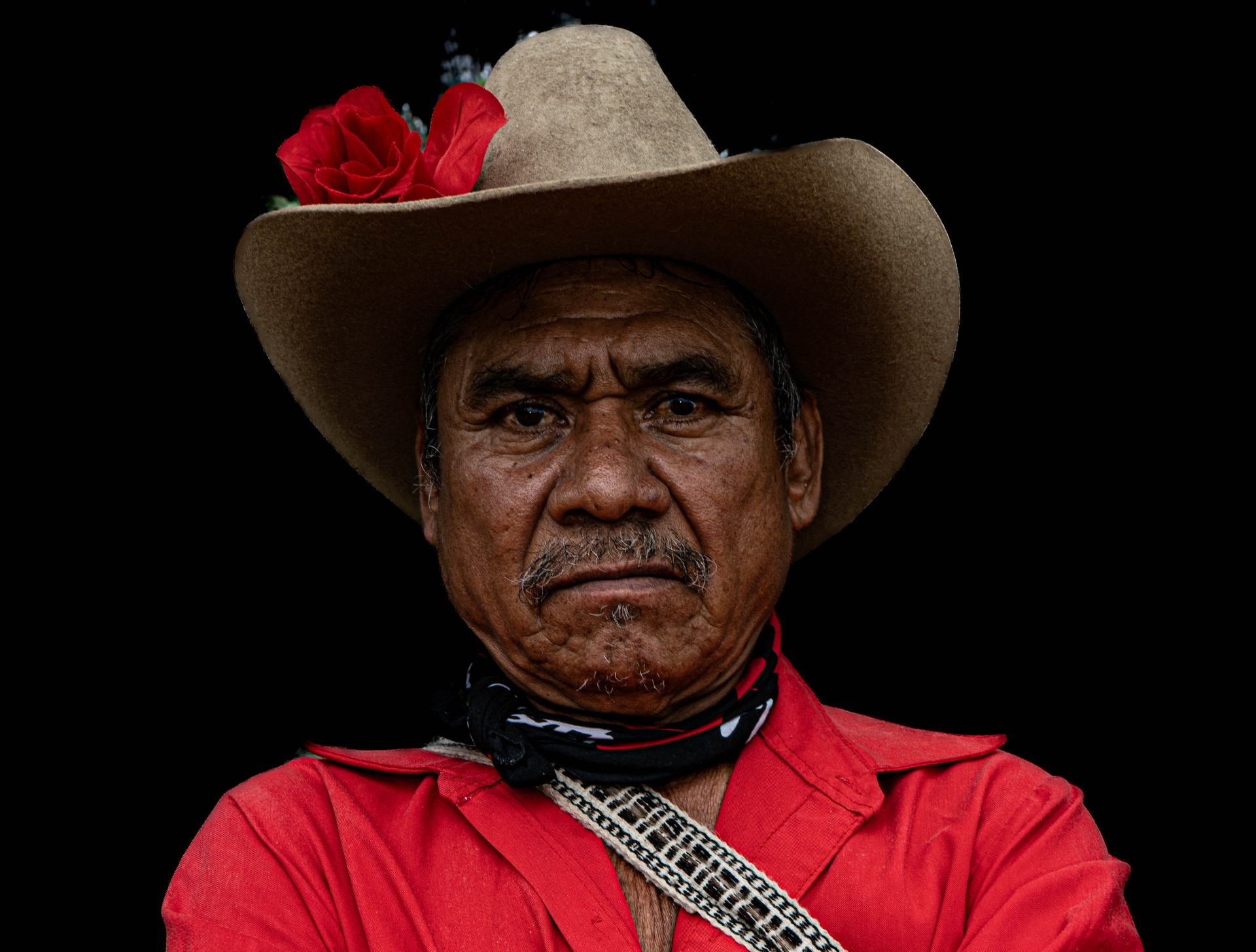 Anfitrión local con sombrero tradicional